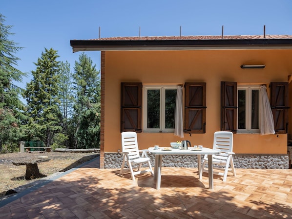 Ciel, Propriété, Bâtiment, Table, Fenêtre, Plante, Ombre, Bois, Arbre, Chaise