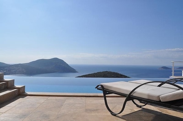 Infinity pool with uninterrupted spectacular views