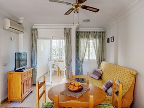 Ventilateur De Plafond, Pièce, Meubles, Propriété, Jaune, Design Intérieur, Plafond, Mécanique Fan, Salon, Bâtiment