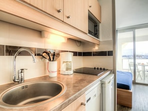 Spüle, Cabinetry, Countertop, Sinken, Eigentum, Zapfhahn, Armatur, Küche, Gebäude, Beleuchtung