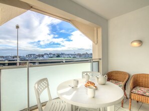 Tabelle, Möbel, Eigentum, Gebäude, Wolke, Himmel, Stuhl, Schatten, Interior Design