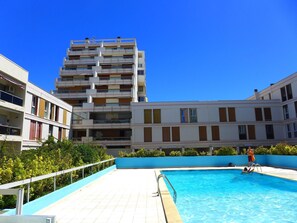 Himmel, Wasser, Gebäude, Daytime, Pflanze, Fenster, Schwimmbad, Blau, Azurblau, Gewässer