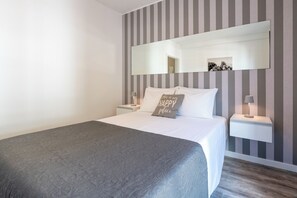 Quarto de dormir com cama de casal, com acesso à varanda