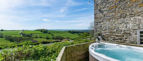 Outdoor spa tub