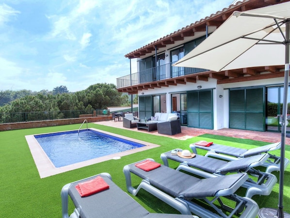 Property, Swimming Pool, House, Building, Real Estate, Resort, Grass, Villa, Leisure Centre, Artificial Turf
