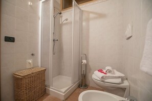 El cuarto de baño con ducha, inodoro y bidé