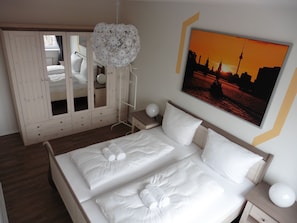 Schlafzimmer mit Doppelbett