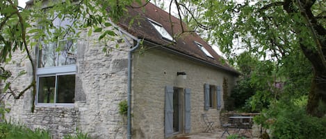 l'entrée principale, à la cuisine, de la grange du Bousquet Bas