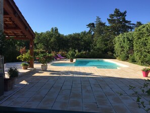 La piscine avec terrasse vue sur les vignes 