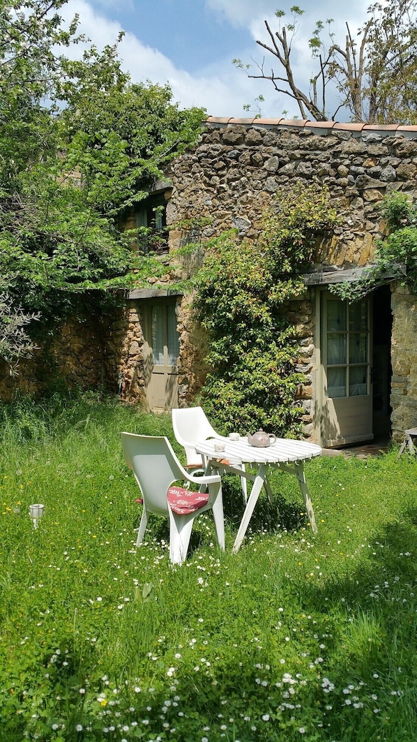 La maison des poètes nichée en haut du hameau