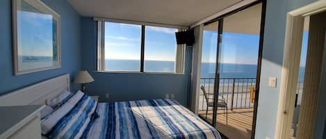 Master bedroom - Wake up and listen to the waves!