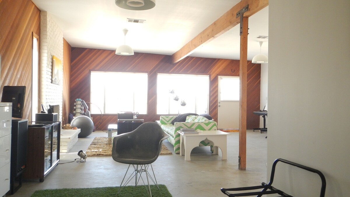 Modern Guest House – Vintage Records, Hot Tub, 4+ Acres, Wifi, EV Charger, Views