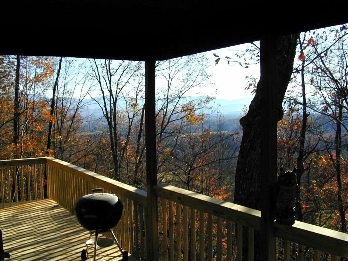 High up on Mtn – View & Hot Tub for an ‘Altitude-Adjustment’