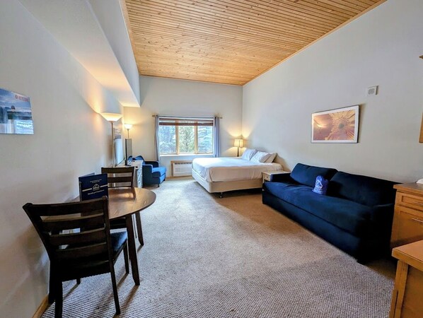Spacious Studio at the Gateway Lodge