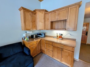 Kitchenette - Toaster / Microwave