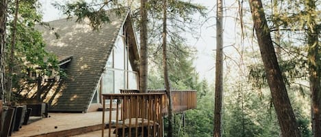 The Treehouse - a quiet little A frame cabin nestled on 4 acres of woods with it's own little view of Shasta Lake