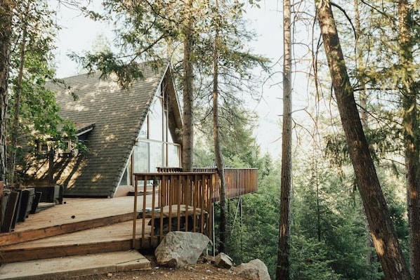 The Treehouse - a quiet little A frame cabin nestled on 4 acres of woods with it's own little view of Shasta Lake