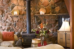 Living Room: leather sofa/loveseat, DVD/CD collection, CableTV, Flagstone floor