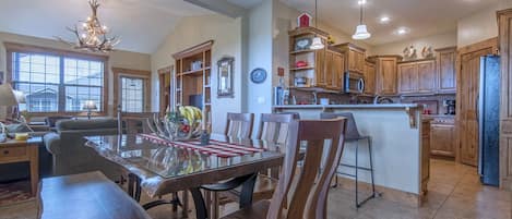 Dining room with 4 chairs and bench seats 6+