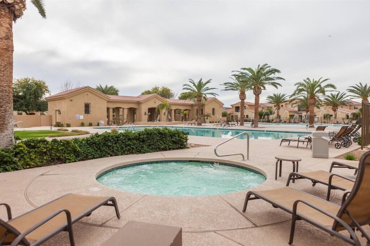 Gated townhouse w/ heated pool, hot tub, near US60