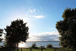 Ob vom Balkon oder von der Terrasse aus, den Seeblick werden Sie lieben.