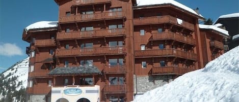 Chalet avec toiture en lauze. Arrivée et départ skis aux pieds.