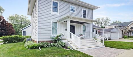 Welcome to the Indiana Avenue Beach House located in South Haven, Michigan!