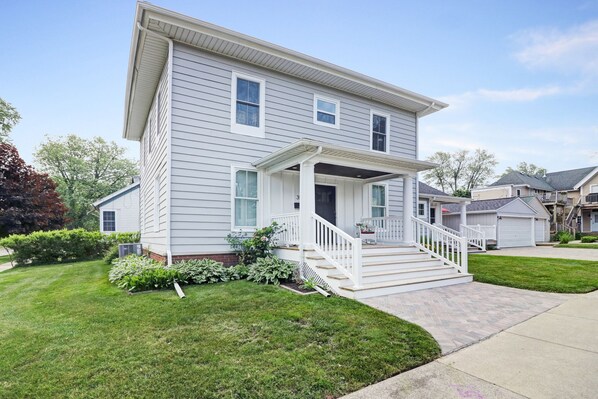 Welcome to the Indiana Avenue Beach House located in South Haven, Michigan!