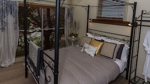 Downstairs master bedroom with Queen bed.