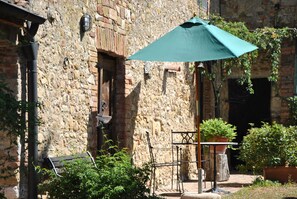 Un tavolino davanti al "Susino" per la colazione