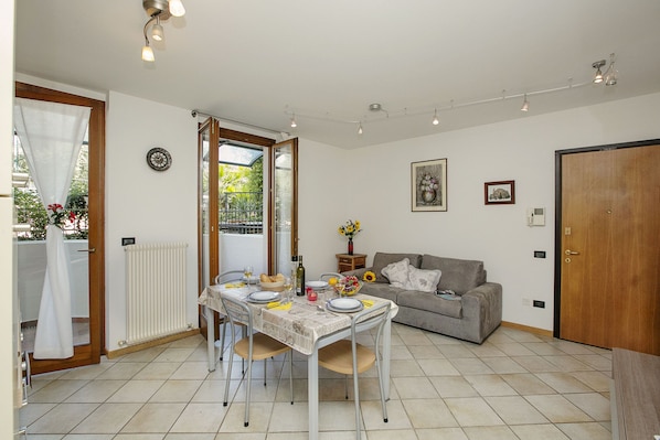 The living room seen from another angle with exit to the balcony