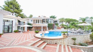 Swimmingpool (can be heated), poolbar, outdoor shower and sunbeds.
