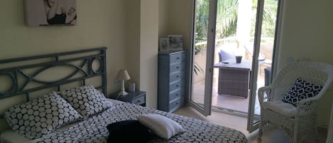 Master bedroom with access to the terrace and badroom "en suite"