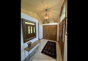 Entry foyer - Come on in!