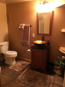 SUPER CLEAN 1 queen suite with private bath