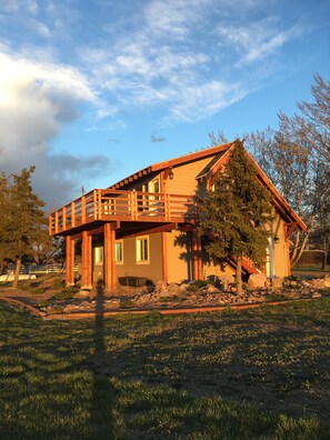 Guest house on 2nd Story above garage