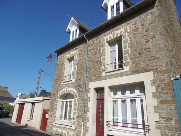 Building, Sky, Window, Property, Blue, House, Cottage, Material Property, Facade, Real Estate