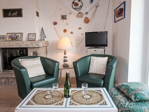 Möbel, Eigentum, Gebäude, Bilderrahmen, Tabelle, Stuhl, Interior Design, Wohnzimmer, Beleuchtung, Komfort