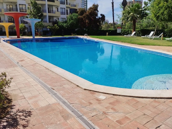 L'Eau, Plante, Propriété, Bâtiment, Piscine, Bleu Azur, Arbre, Rectangle, Mobilier De Jardin, Ombre