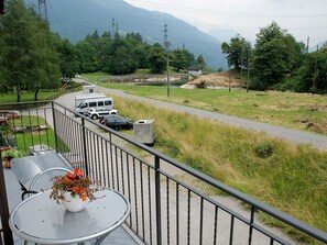 Strada, Erba, Albero, Paesaggio, Guardrail, Strada Transitabile, Casa, Recinzione, Veicolo, Casa