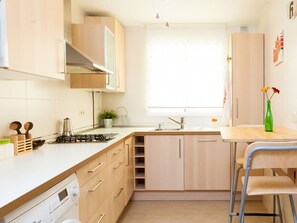 Countertop, Zimmer, Möbel, Küche, Eigentum, Cabinetry, Interior Design, Gelb, Gebäude, Fussboden