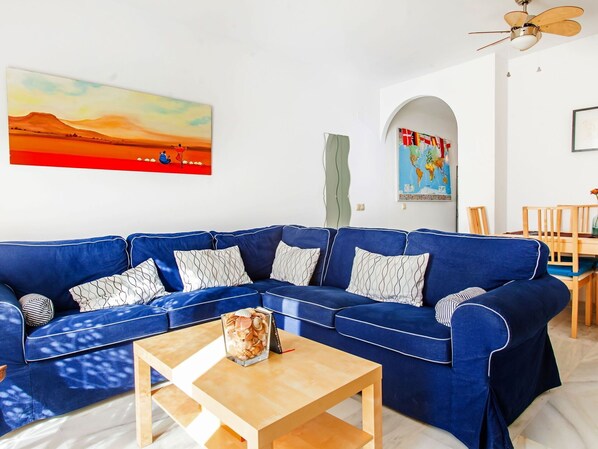 Wohnzimmer, Zimmer, Möbel, Eigentum, Blau, Interior Design, Tabelle, Gelb, Couch, Wand