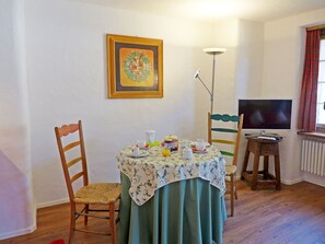 Esszimmer, Zimmer, Möbel, Eigentum, Gelb, Interior Design, Fussboden, Tabelle, Haus, Wand