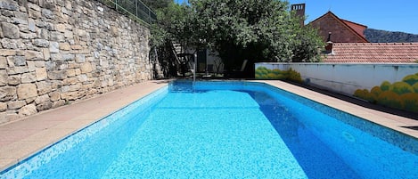 Water, Sky, Daytime, Property, Plant, Swimming Pool, Blue, Azure, Building, Rectangle