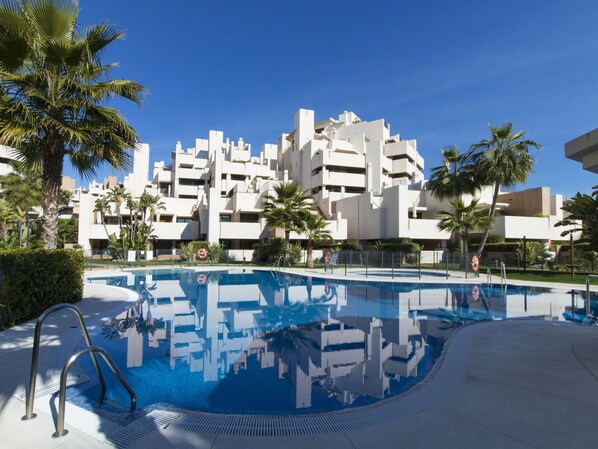 Ciel, Propriété, Jour, Bâtiment, L'Eau, Piscine, Bleu Azur, Arbre, Plante, Loisir