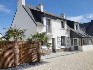 Ciel, Bâtiment, Fenêtre, Plante, Nuage, Maison, Lot Terre, Chalet, Quartier, Zone Résidentielle