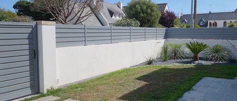 Residential Area, Wall, Property, Fence, Roof, Suburb, Road Surface, Grass, Sidewalk, Architecture