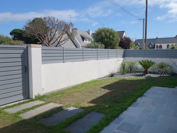 Zone Résidentielle, Mur, Propriété, Clôture, Toit, Banlieue, Surface De La Route, Herbe, Trottoir, Architecture