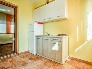 Propriété, Pièce, Sol, Meubles, Jaune, Maison, Cuisine, Bâtiment, Cabinetry, Design Intérieur