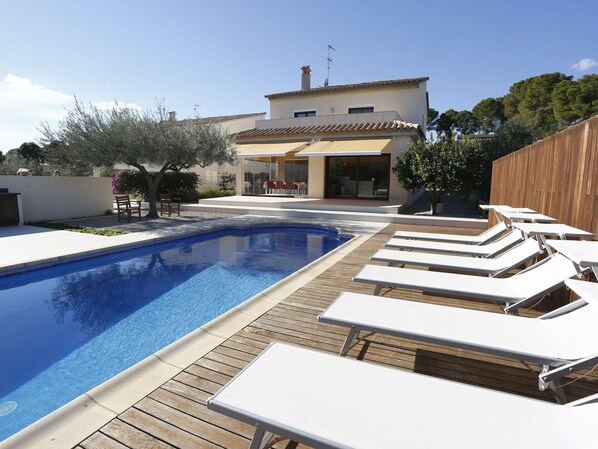 Property, House, Swimming Pool, Home, Building, Real Estate, Architecture, Residential Area, Villa, Roof